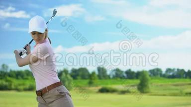 打高尔夫球的女人在背后挥杆，对失败的击球感到不安，失败者的概念